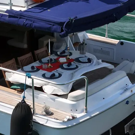 Pruva Yacht 보트호텔 *